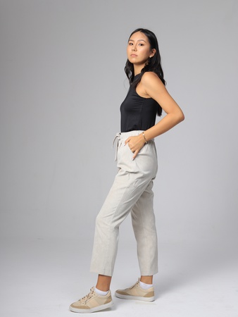 Вельветовая рубашка (удлиненная) и стильные брюки.