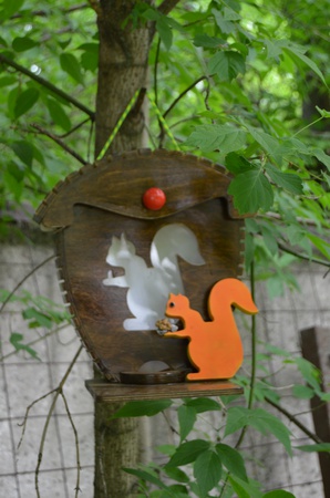 Кормушка для белок и птиц