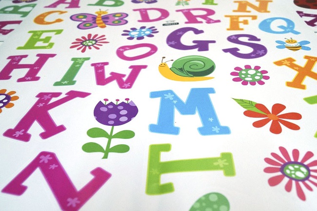 Çocuk odasında renkli harflerle &quot;İngiliz alfabesi&quot; çıkartması