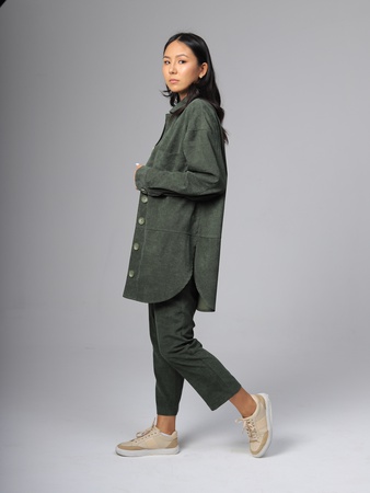 Вельветовая рубашка (удлиненная) и стильные брюки.