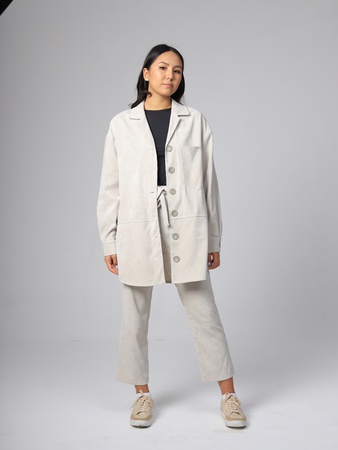 Вельветовая рубашка (удлиненная) и стильные брюки.