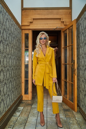 Takım elbise kumaşından üretilmiş pantolon takım.