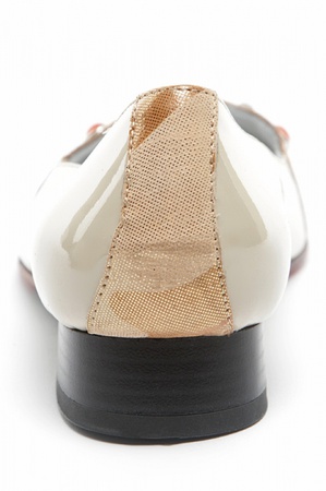 Бежевые лаковые туфли без каблука pf042