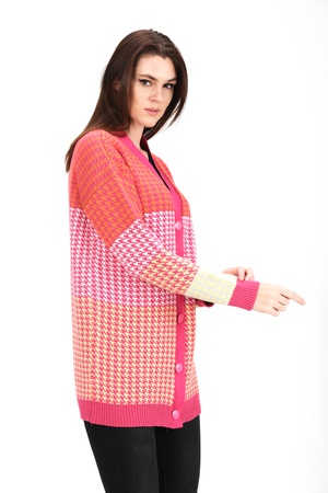 Красочный вязаный кардиган с узором "лом"