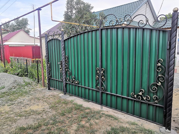 Forged gates from the producer "Yuzhnye"