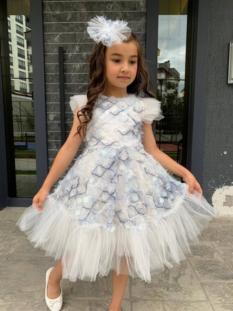 Вечернее платье с пайетками и пряжками