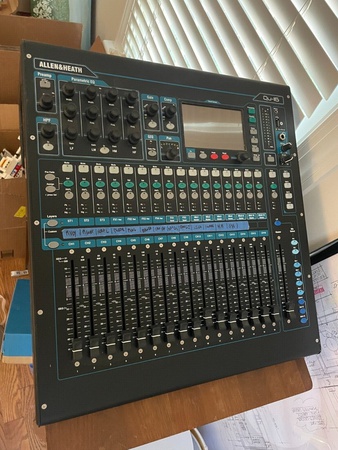 Allen & Heath QU-16 с подсветкой в отличном состоянии