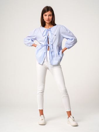 Bağcıklı mavi şeritli bluz