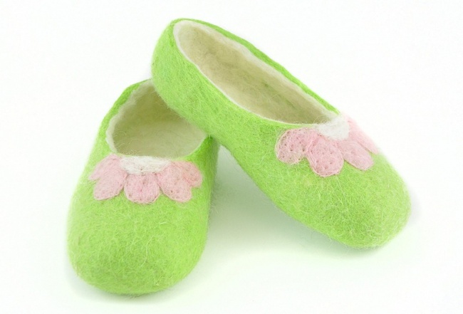 Keçe terlik &quot;Pembe çiçek&quot; (yeşil)