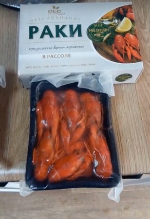 Пресноводные живые и варенные раки в соусе