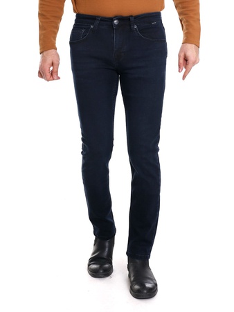 男士牛仔裤，略带锥形