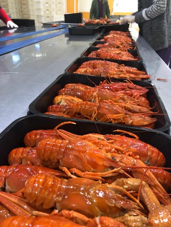 Пресноводные живые и варенные раки в соусе