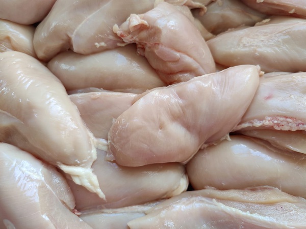 Yaroslavl&#39;daki üretici Kuroff&#39;tan tavuk kesimi