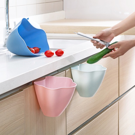 Dolap kapağına sabitlenmiş plastik çöp sepeti