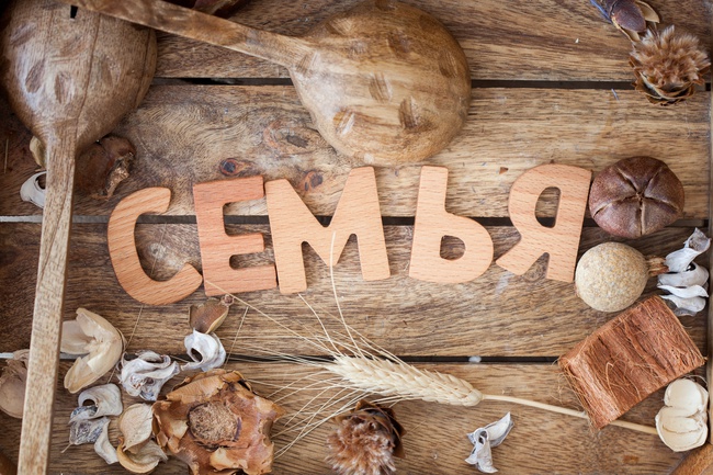 Mıknatıslar üzerindeki harfler kümesi &quot;Alfabe - 66&quot; ahşaptan yapılmıştır