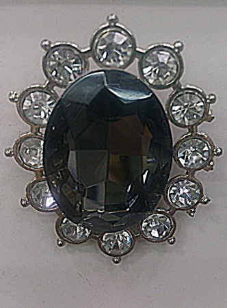 брошь на булавке