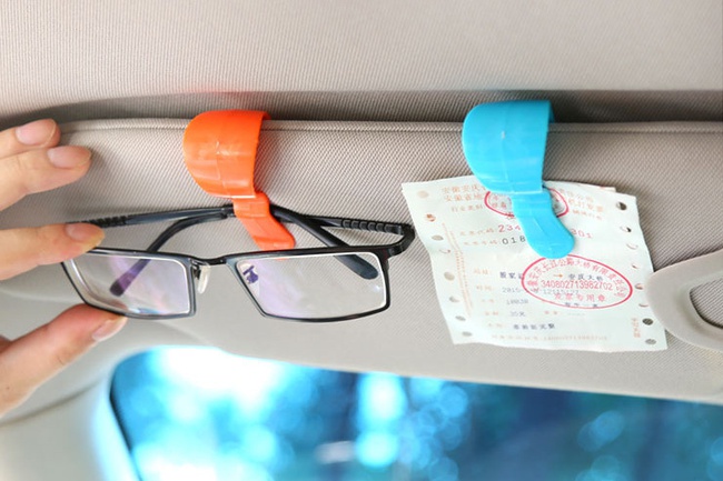 Клипса для очков в автомобиль