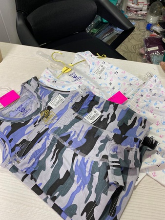 T-Shirt mit Shorts in vier Farben