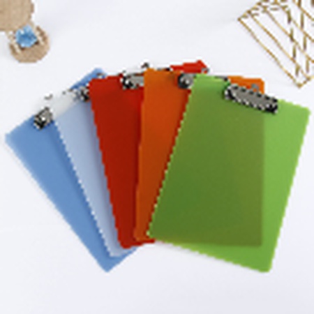 Цветной пластиковый зажим для доски формата А4 можно повесить на креативную студенческую тестовую бумагу