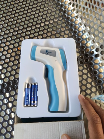 ميزان حرارة للجبهة وقناع جراحي - 3 طبقات