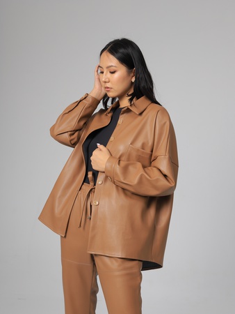 皮革衬衫和时尚的裤子