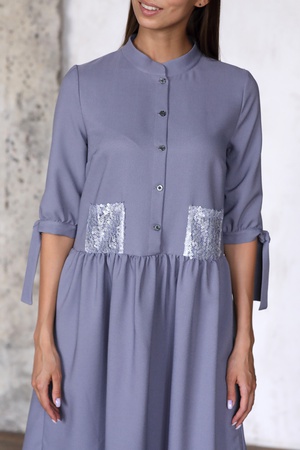 Платье на пуговицах с декоративными карманами серо-синего цвета