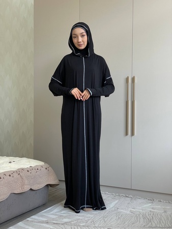 Платье с пришитой балаклавой и капюшоном