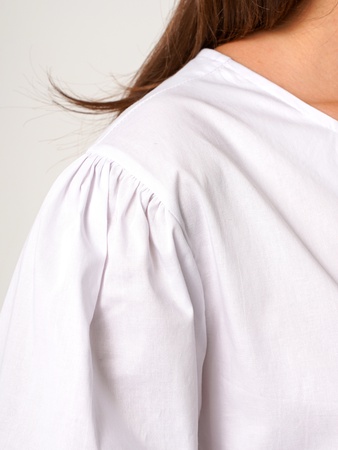 Блузка белая на завяках