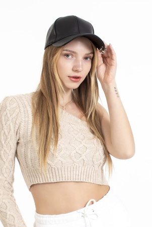 Шляпа из искусственной кожи с пирсингом