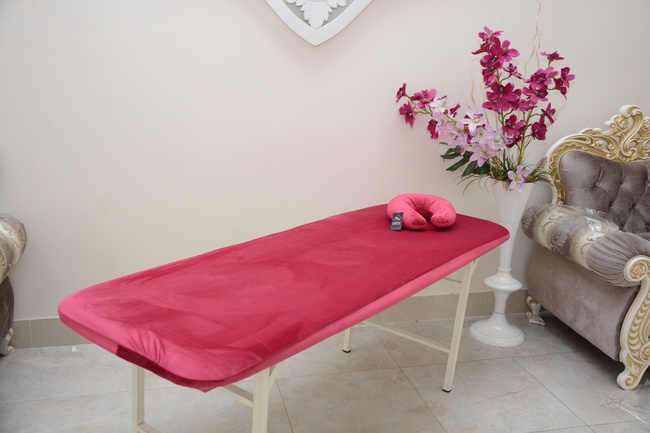 güzellik salonlarının ustaları, ticaret alanında hizmet personeli için önlükler, sabahlıklar ve aksesuarlar