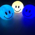 Mini lamba &quot;Gülen Yüz&quot; LED&#39;inin rengi değişiyor