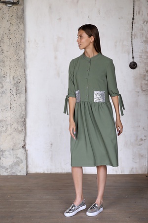 Платье на пуговицах с декоративными карманами цвета хаки