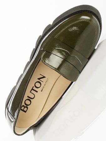 Siyah tabanlı cilalı mokasen