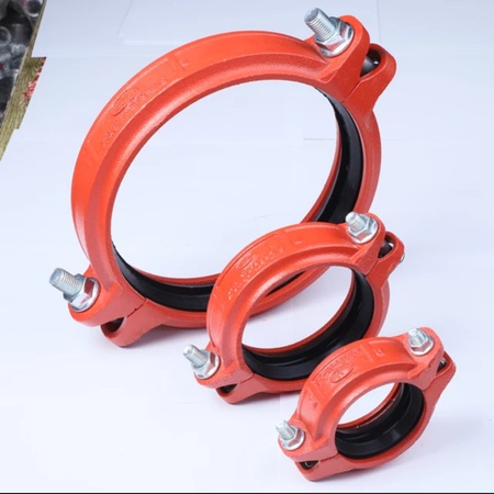 Rohrverschraubung, Rohr aus duktilem Gusseisen, geflanschte rote Epoxidfarbe für Sanitär