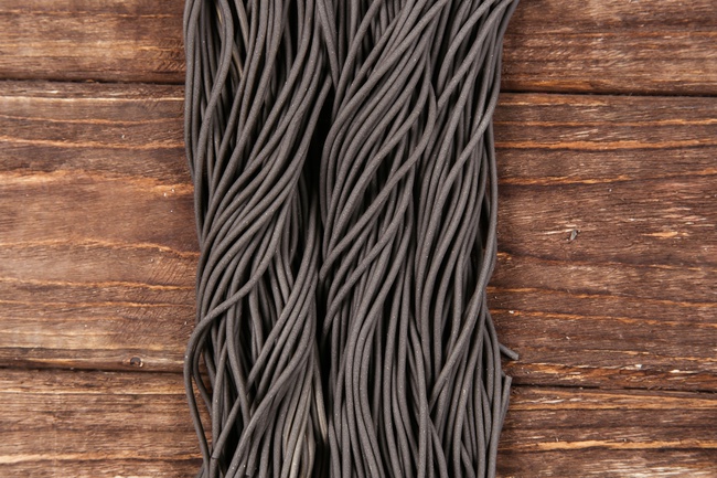 Mürekkep balığı mürekkebi ile taze makarna