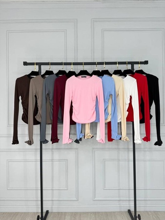 Лонгслив женский с цветочкой на рукаве