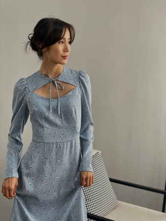 A kesim boyundan bağlamalı elbise