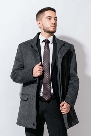 мужская одежда:  мужские костюмы, мужские пиджаки,  мужские брюки, мужские жилеты, мужские рубашки, мужские пальто и полупальто.