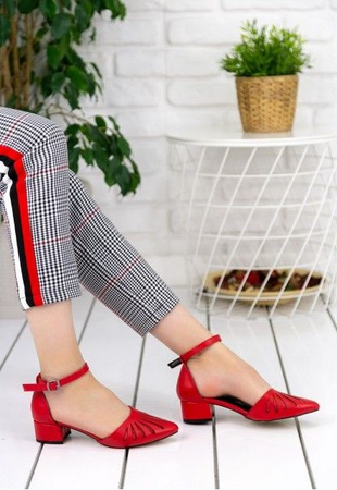 Kesikli kadın ayakkabısı