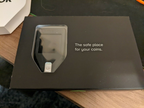 Криптовалютный аппаратный кошелек Trezor Model T (новый/вскрытая коробка/никогда не использовался)