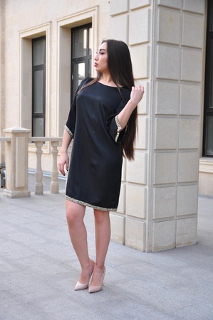 Платье черное из шелка с камнями,рукава 3/4