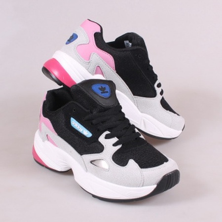 Adidas spor ayakkabı