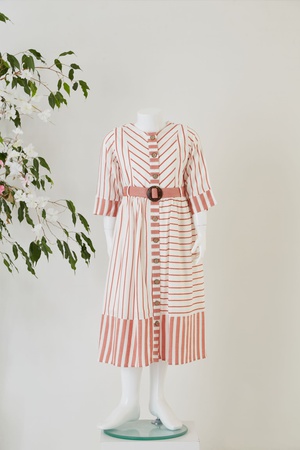 Полосатое платье девушки