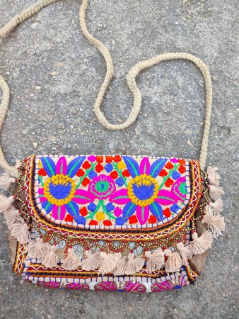 Сумка ручной работы Banjara.Boho Stylist Сумка ручной работы с вышивкой Дизайнерский кошелек Ручной клатч Индийская ручная сумка Традиционные сумки в стиле Bohomian Сумки через плечо, сумка через плечо