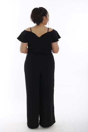 Подробный комбинезон из крепа с открытыми плечами - черный (2)