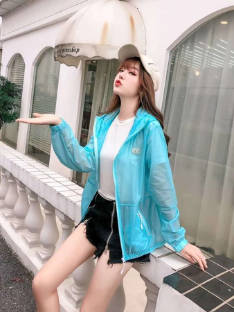 Лёгкая женская ветровка