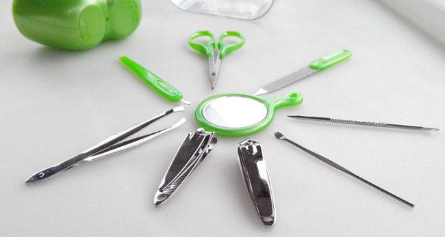 Маникюрный набор "Яблочко" из 9 предметов, цвета в ассортименте