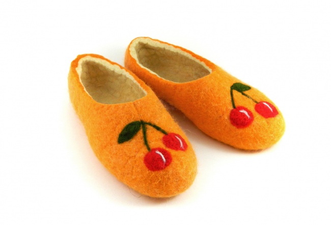 Войлочные тапочки «Вишенки»