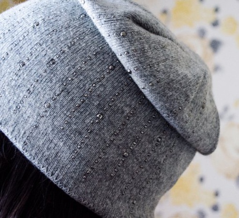 Yapay elmaslı kadın bere şapka