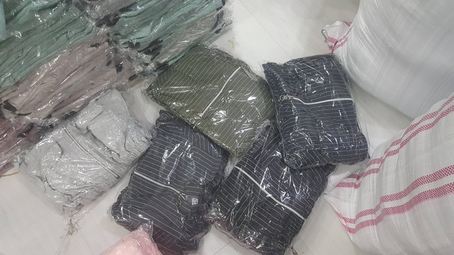 Жилет на молнии с капюшоном